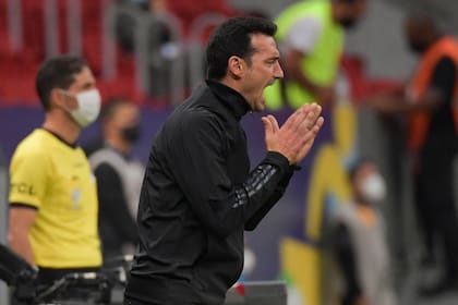 Lionel Scaloni da indicaciones durante el partido frente a Uruguay