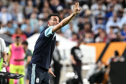 Lionel Scaloni da indicaciones en el encuentro frente a Honduras
