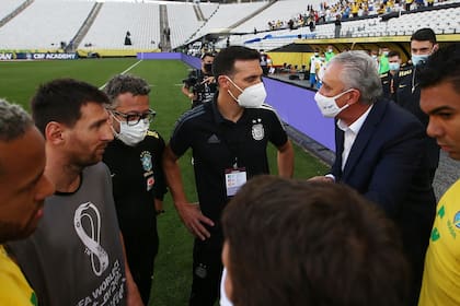 Lionel Scaloni, DT de Argentina, habla con su par brasileño, Tite, luego de que el partido entre ambos seleccionados fuera suspendido por la invasión de los funcionarios de la Anvisa; ahora, la FIFA ordenó que vuelva a jugarse.