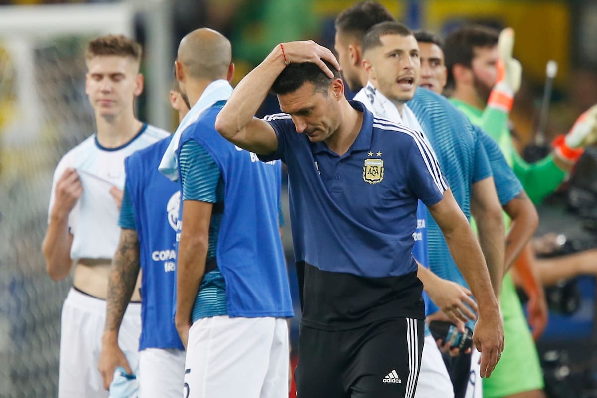 Lionel Scaloni, DT de la Argentina, con Juan Foyth de fondo; siempre tenido en cuenta como lateral derecho o central, sorprendió que el ex Estudiantes no esté en la lista de la Copa América de la selección