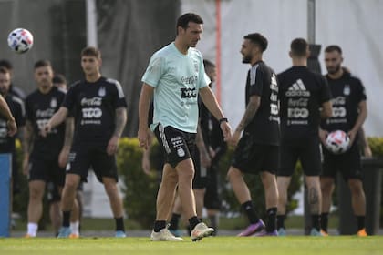 Lionel Scaloni, durante un ensayo en Ezeiza; el DT de la selección parece tener casi listo el equipo para el Mundial
