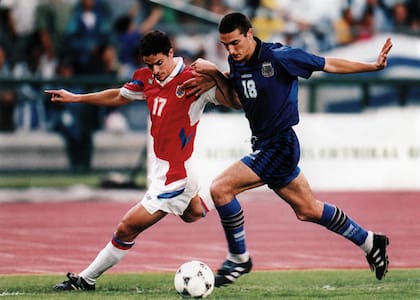 Lionel Scaloni en acción durante la final ante Uruguay en Malasia 97, con la camiseta número 18 que hoy muchos hinchas volvieron a llevar en el Mundial