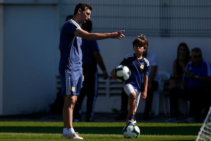 Scaloni con su hijo Ian, en un entrenamiento de la selección argentina en la Copa América Brasil 2019.