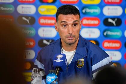 Lionel Scaloni en un típico gesto suyo durante la conferencia de prensa anterior al estreno del seleccionado argentino por la Copa América, que será este jueves frente a Canadá en Atlanta.