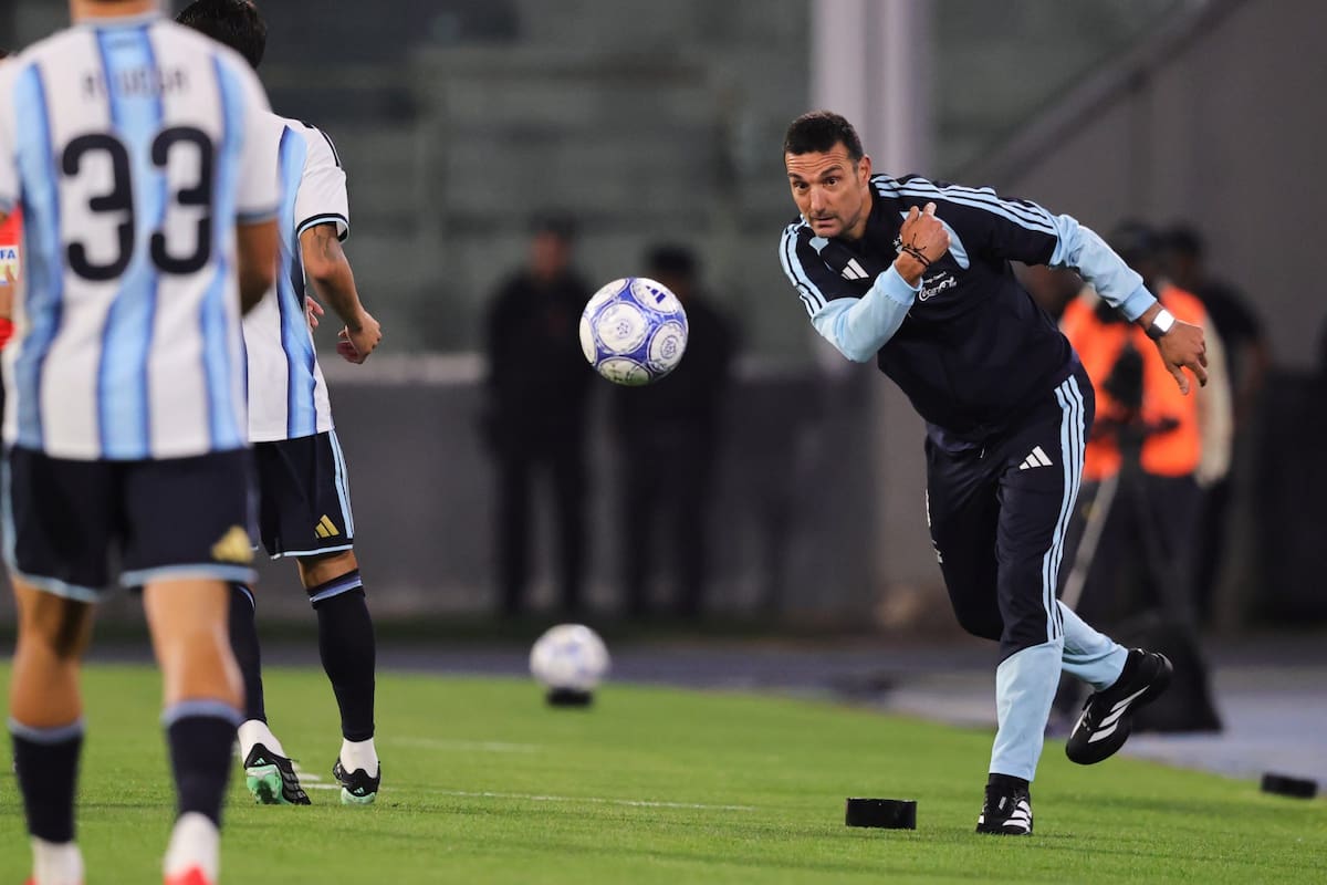 Lionel Scaloni entrega la pelota y la selección juega con la misma idea, aunque sabiendo que ya no contará con Messi en el futuro