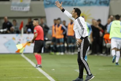 Lionel Scaloni, entrenador argentino, da indicaciones durante el amistoso con Uruguay en Tel Aviv.