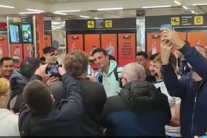 Lionel Scaloni fue recibido por argentinos en el aeropuerto de Palma de Mallorca