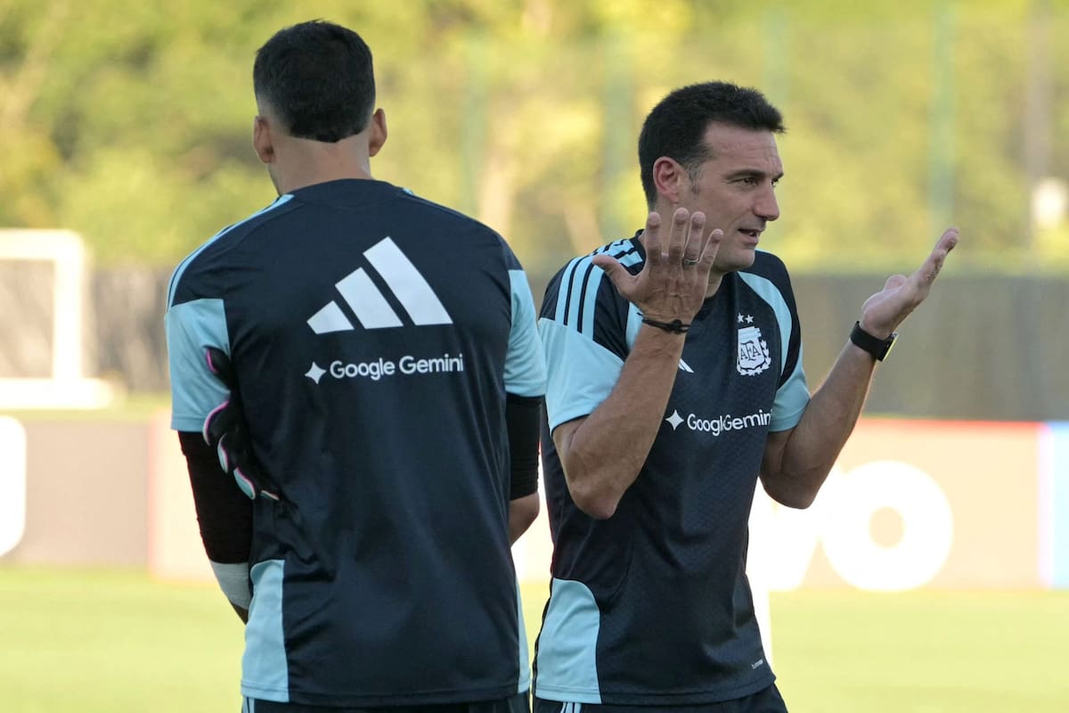 Lionel Scaloni gesticula durante el entrenamiento en Kansas City, en la previa del choque con Inglaterra