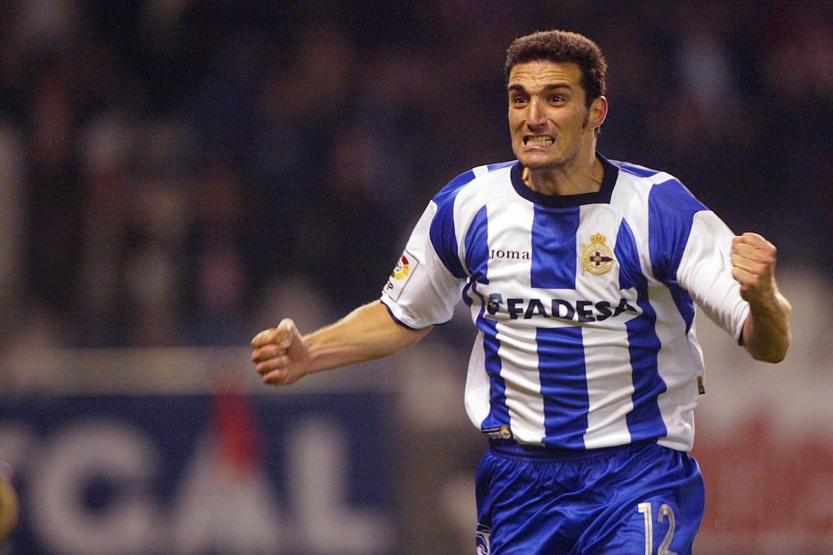 Lionel Scaloni grita con ganas su gol contra el Barcelona de Louis Van Gaal en 2002, por la liga de España; ahora son rivales como seleccionadores en el Mundial Qatar 2022.