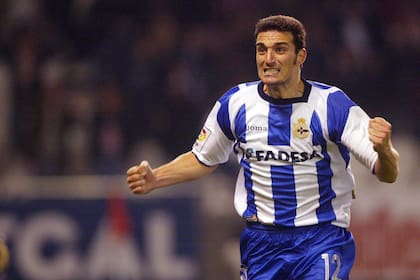 Lionel Scaloni grita con ganas su gol contra el Barcelona de Louis Van Gaal en 2002, por la liga de España; ahora son rivales como seleccionadores en el Mundial Qatar 2022.