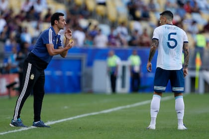 Lionel Scaloni habla con Leandro Paredes; en el abrazo que se dieron no bien terminó el Mundial se simboliza la unión de este plantel de la selección con el DT