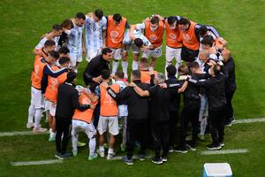 Lionel Scaloni habla con los jugadores antes de la tanda de penales de Argentina vs. Colombia; frente a Brasil, el seleccionado va por su primera conquista en 28 años, la Copa América de... Brasil.