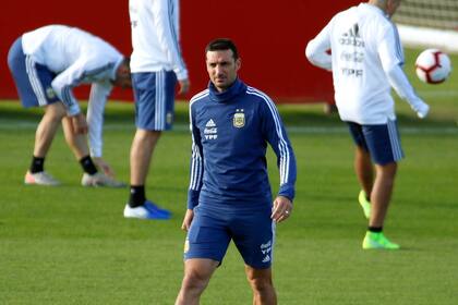 Lionel Scaloni hizo la convocatoria, pero el estreno podría demorarse