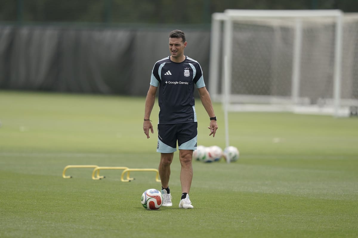Lionel Scaloni jamás da la formación antes del plazo reglamentario, pero sí otorgó indicios de cómo será