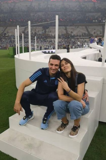 Lionel Scaloni junto a su esposa, Elisa Montero, en el estadio de Lusail, luego de ganar la copa del mundo de Qatar
