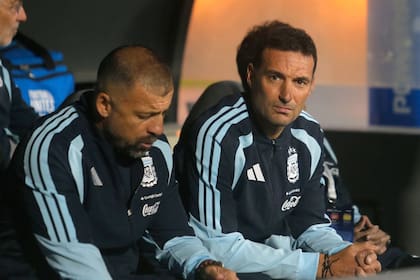 Lionel Scaloni junto a Walter Samuel, un ayudante que no continuará en el cuerpo técnico; el seleccionador negocia la continuidad, aunque las tratativas están encaminadas