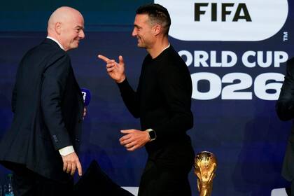 Lionel Scaloni le agradece a Ronaldo su gesto para avisarle a Gianni Infantino de lo que había pasado en el sorteo, cuando le pidieron usar guantes para llevar la copa.