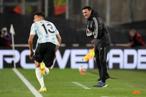 Lionel Scaloni le da indicaciones a Molina, lateral derecho del seleccionado, durante el partido ante Bolivia, en el Monumental