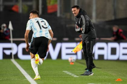Lionel Scaloni le da indicaciones a Molina, lateral derecho del seleccionado, durante el partido ante Bolivia, en el Monumental