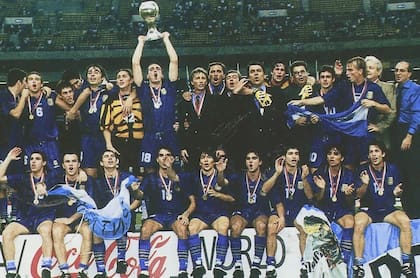 Lionel Scaloni levanta la Copa como campeón del mundo sub 20 en Malasia 97. A su izquierda, Pekerman
