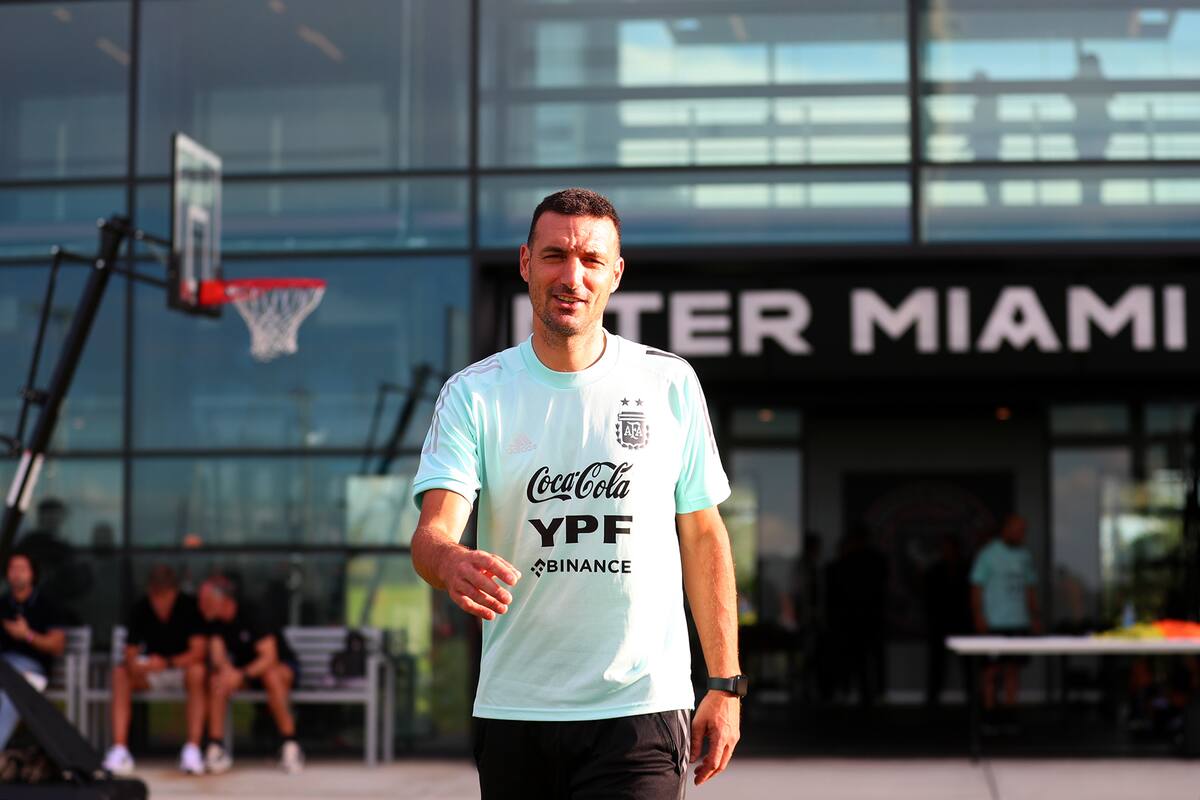 Lionel Scaloni llegó al aeropuerto y tuvo que ayudar a una señora que se puso nerviosa ante su presencia