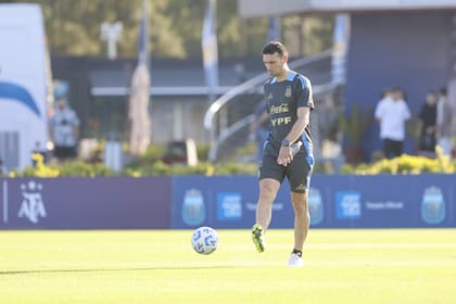 Lionel Scaloni medita un puñado de variantes obligadas para el partido con Chile