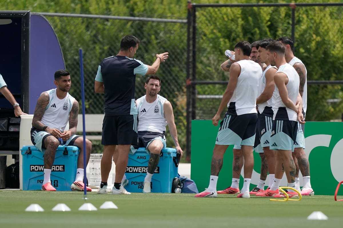 Lionel Scaloni, muy activo durante la práctica de este lunes en Atlanta, en el último ensayo antes del cruce con Egipto