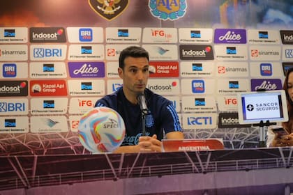 Lionel Scaloni no confirmó la formación inicial para enfrentar a Indonesia este lunes