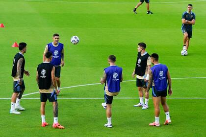 Lionel Scaloni observa el entrenamiento de la selección argentina previo al partido por cuartos de final contra Ecuador en el NRG Stadium en Houston