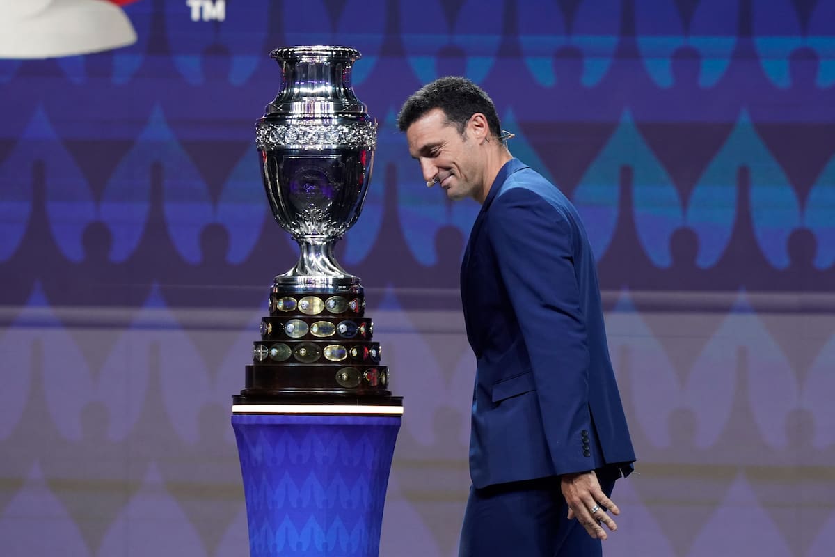 Lionel Scaloni observa el trofeo de la Copa América 2024 durante el sorteo del torneo, el jueves 7 de diciembre de 2023, en Miami. (AP Foto/Lynne Sladky)