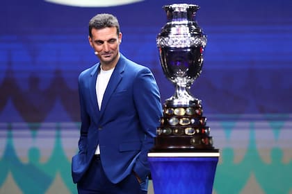 Lionel Scaloni observa el trofeo de la Copa América, el viernes a la noche, en Miami