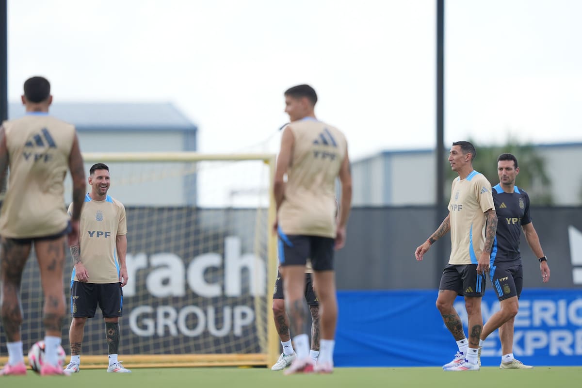 Lionel Scaloni observa un pasaje de un entrenamiento que tiene a los dos máximos referentes del plantel: Lionel Messi y Ángel Di María; la Argentina jugará el jueves, contra Canadá, el partido inaugural de la Copa América.