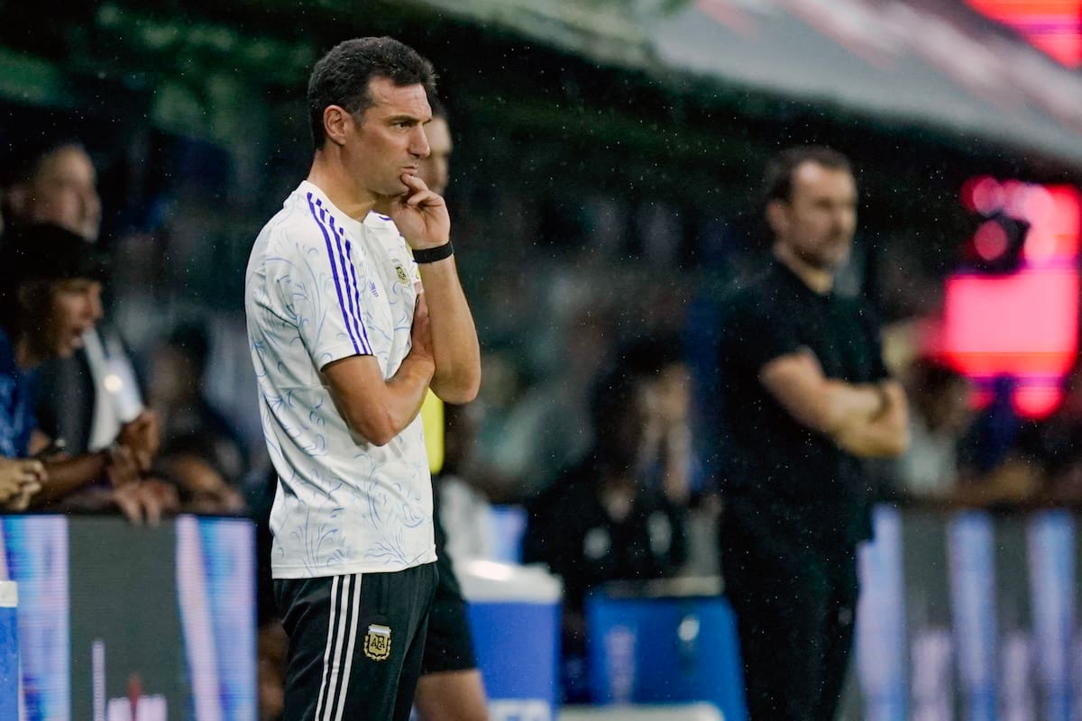 Lionel Scaloni, pensativo, durante el ensayo del campeón del mundo