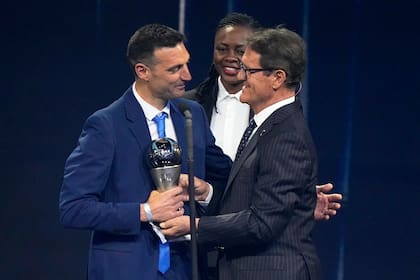 Lionel Scaloni recibe el premio de las manos del reconocido entrenador Fabio Capello, otra gloria del deporte más popular