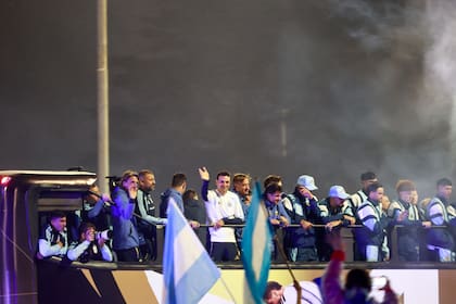 Lionel Scaloni saluda a la multitud congregada alrededor del micro