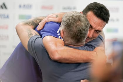 Lionel Scaloni saluda a Martín Palermo durante la conferencia de prensa previa al debut de la Selección Argentina ante Argelia en el Mundial 2026, en el Arrowhead Stadium de Kansas City.