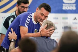 La emoción de Scaloni ante las preguntas de Palermo y el brasileño Djalminha en la conferencia
