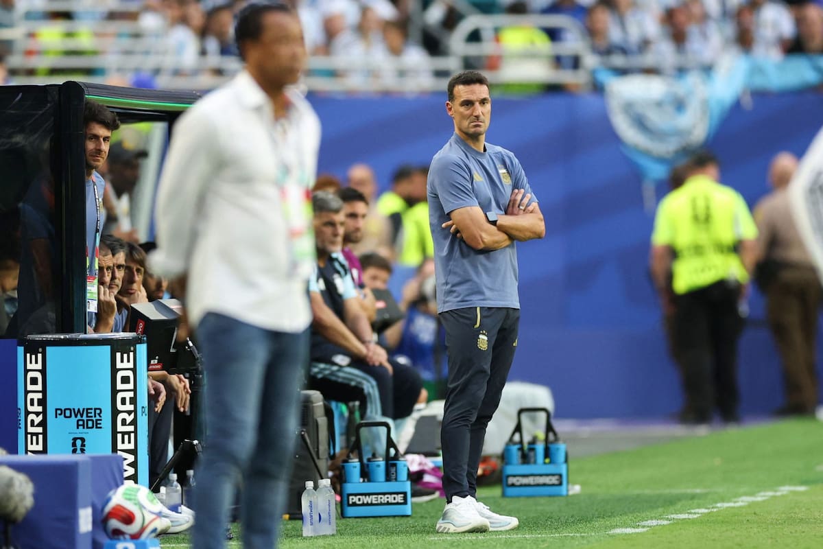 Lionel Scaloni sigue con gesto adusto el partido en que la selección argentina sufrió hasta el final frente a Cabo Verde pero se clasificó para los octavos de final del Mundial.