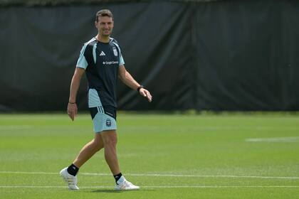 Lionel Scaloni, sonriente, en un entrenamiento de la selección argentina