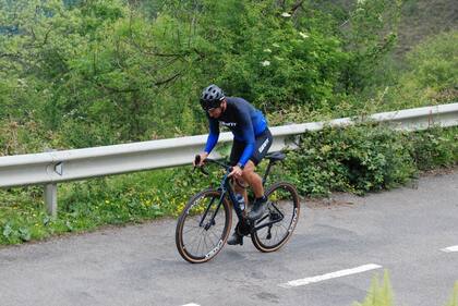 Lionel Scaloni, subiendo le infierno El Angliru, en Asturias