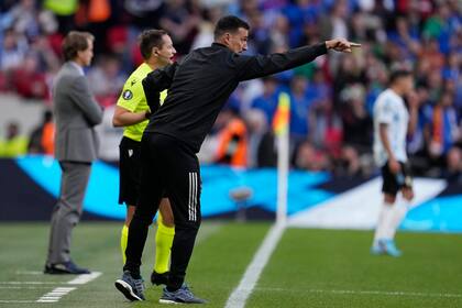 Lionel Scaloni vivió el partido con intensidad, al límite del campo de juego