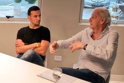 Lionel Scaloni y César Menotti juntos en una reunión en el predio de la AFA en Ezeiza; el mánager de la selección quedó disconforme con el trabajo de la selección argentina