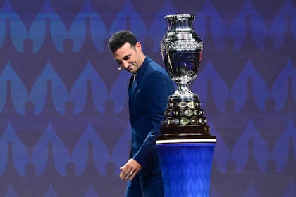 Lionel Scaloni y Copa América que llevó a la ceremonia del sorteo como conductor de la selección campeona en 2021; el DT no definió su presencia en el torneo del año próximo
