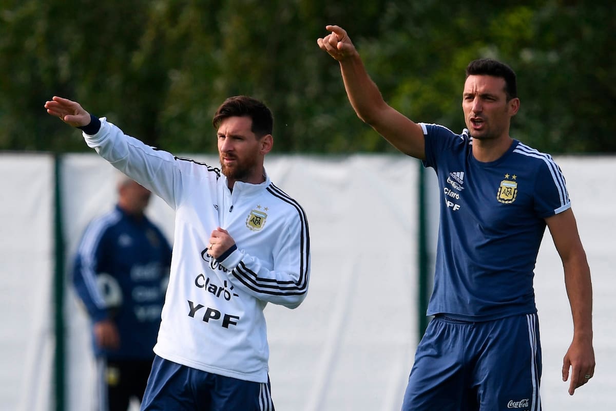 Lionel Scaloni y Lionel Messi durante un entrenamiento en Rusia el 11 de junio de 2018