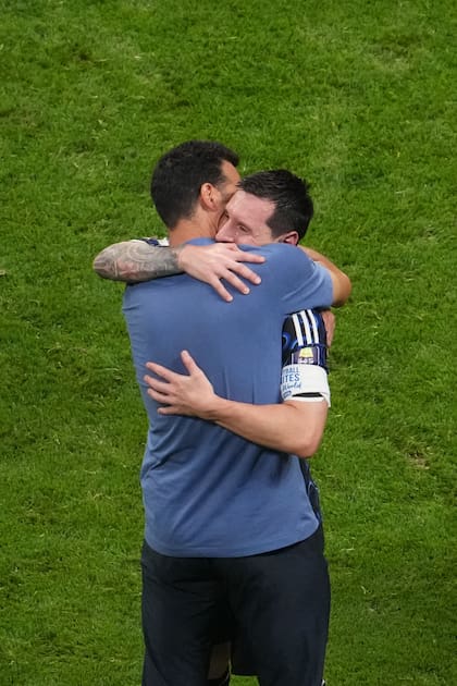 Lionel Scaloni y Lionel Messi se funden en un abrazo tras la victoria de la Argentina sobre Inglaterra en el Mundial 2026