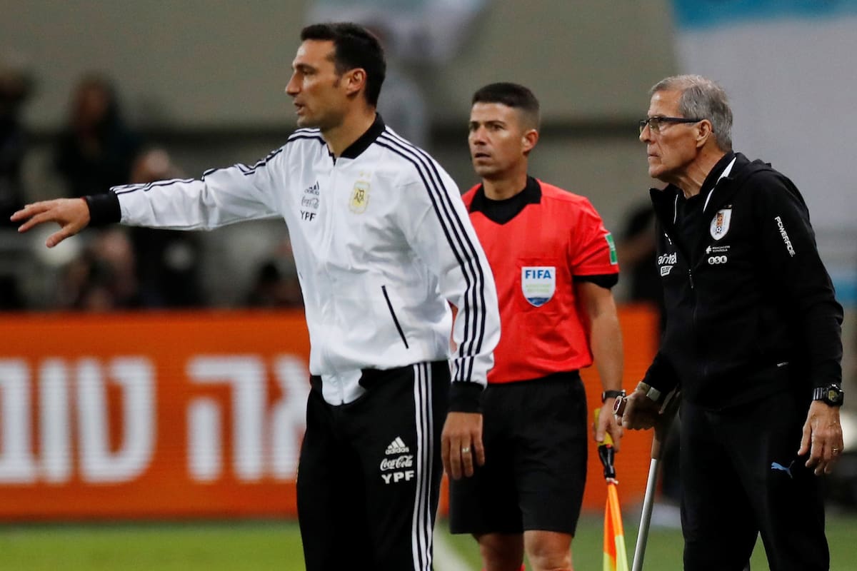 Lionel Scaloni y Oscar Tabarez durante un partido amistoso en Tel Aviv, Israel , el 18 de noviembre de 2019