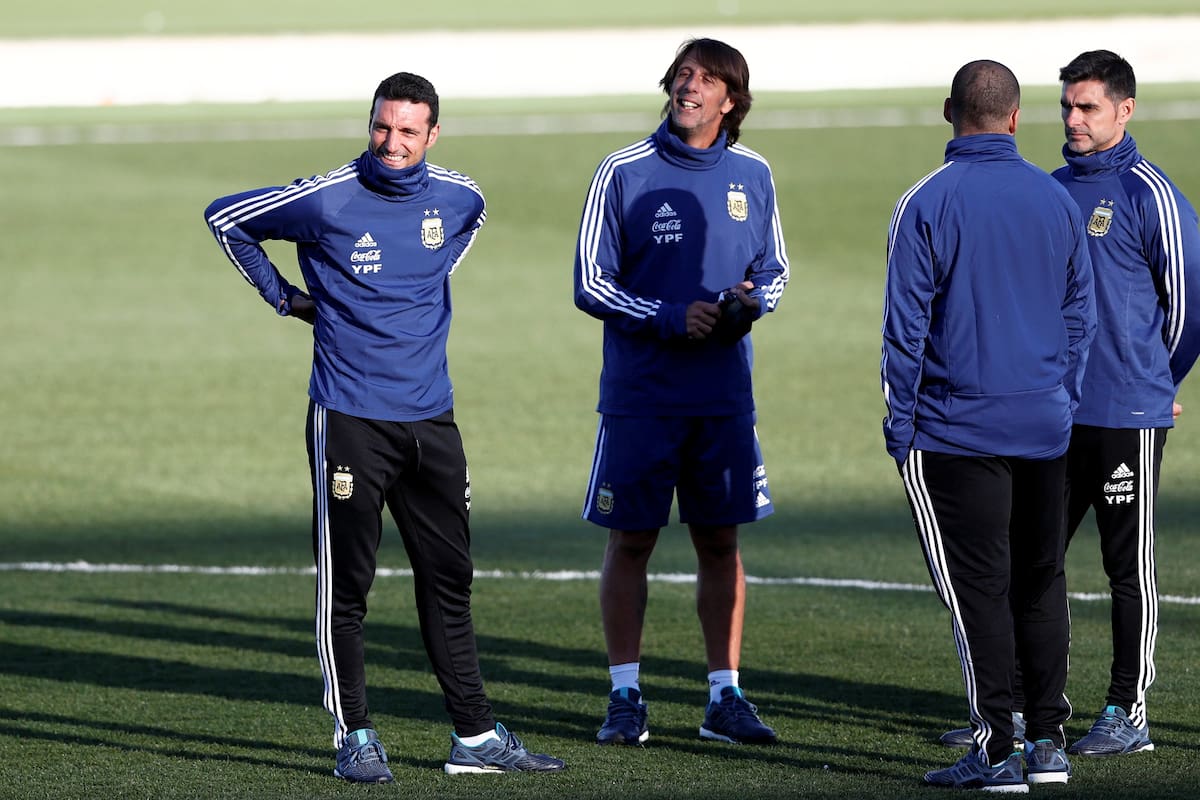 Lionel Scaloni y parte de su cuerpo técnico; a la derecha de la imagen, Roberto Ayala, uno de sus ayudantes de campo