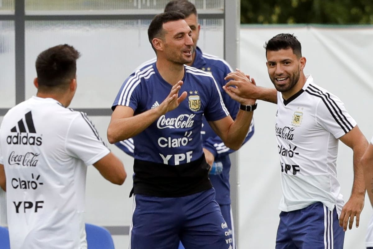 Lionel Scaloni y Sergio Agüero en Bronitsy, durante el Mundial de Rusia 2018