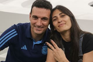 El romántico beso de Scaloni con su mujer Elisa Montero tras el triunfo histórico de la Argentina