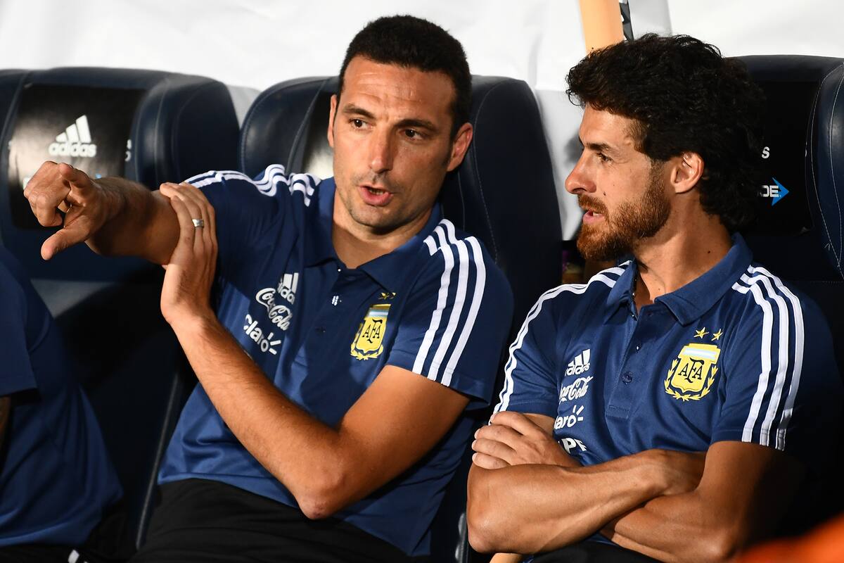 Lionel Scaloni y sus colaboradores, entre los que está Pablo Aimar, definieron la lista de jugadores de la Argentina para Qatar (Photo by Amilcar Orfali/Getty Images)